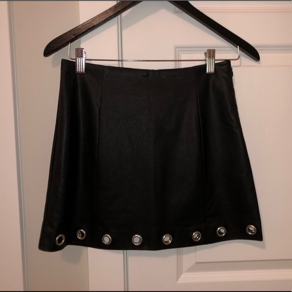 LEATHER SKIRT 🖤 (faux leather) - Picture 4 of 6